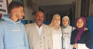 أب يصطحب زوجته وأبناءه أثناء تصويته في انتخابات مجلس النواب بالطالبية