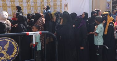 إقبال كبير من السيدات على لجان انتخابات مجلس النواب بأسوان.. صور