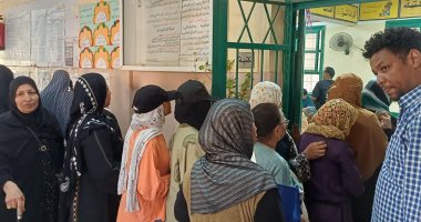 السيدات يتصدرن المشهد الانتخابى بأسوان خلال الظهيرة.. فيديو