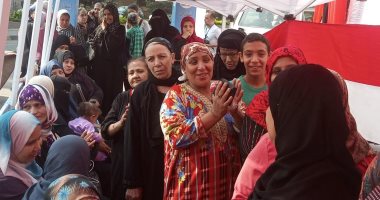 اصطفاف المواطنين أمام اللجان الانتخابية بدوائر الهرم والعمرانية