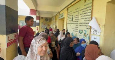 فرحة كبار السن أثناء الإدلاء بأصواتهم فى انتخابات مجلس النواب بأبوسمبل