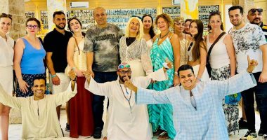 ملوك التسويق يبهرون السياح غرب الأقصر.. عظمة الصعايدة فى بيع التحف والألباستر تجذب مئات الأجانب لشراء الهدايا يومياً.. بداية الفن على يد مهندس الملك خوفو الذى أهدى الملك نموذجا مصغرا للهرم الأكبر.. صور