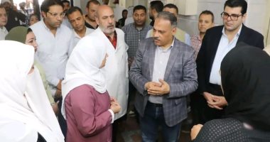  محافظ الشرقية يفاجئ مستشفى الزقازيق العام ويأمر بإزالة كشك مخالف  