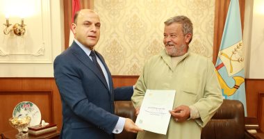 محافظ كفرالشيخ يسلم 8 عقود تقنين أراضى أملاك دولة للمستفيدين من المواطنين