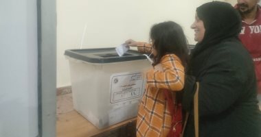 من جيل لجيل.. ناخبة تصطحب حفيدتها فى التصويت: وعى الأجيال ضرورة