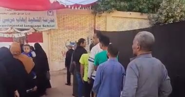 توافد الناخبين على لجنة الشهيد إيهاب مرسى بحدائق أكتوبر للإدلاء بأصواتهم
