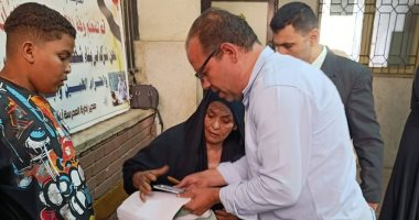 موقف إنسانى من رئيس لجنة انتخابية فى سوهاج ..مساعدة سيدة مريضة للإدلاء بصوتها