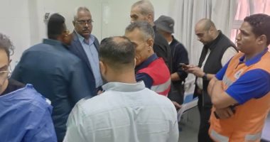 سكرتير عام محافظة البحر الأحمر خلال زيارة المصابين