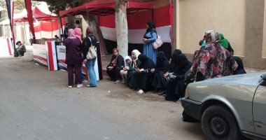 توافد كثيف على لجنة مدرسة عبد الرحمن الصيرفى بالعجوزة للتصويت بانتخابات النواب