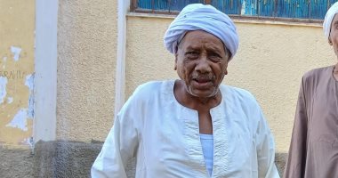 مسن يصوت داخل لجنة بقنا