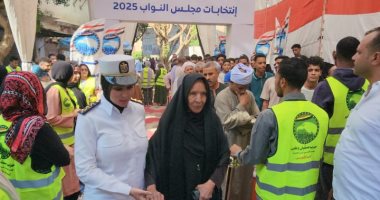 فرق شرطية بالأقصر تساعد كبار السن فى دخول لجان الانتخابات..صور
