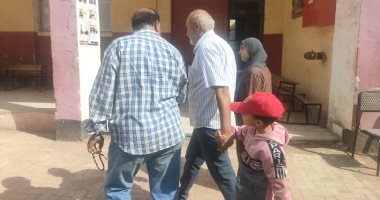 مسن يصطحب حفيده أثناء التصويت بانتخابات النواب.. جيل بيسلم جيل