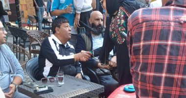 عبد الباسط حمودة ينتظر جثمان الراحل إسماعيل الليثي