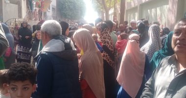 توافد الناخبين على لجنة داقوف فى سمالوط للإدلاء بأصواتهم