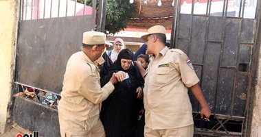 الأمن الإنسانى.. شرطى يساعد سيدة عجوز للوصول للجنتها الانتخابية فى العياط