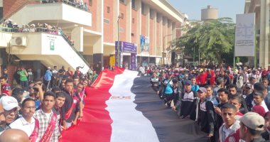 رئيس جامعة سوهاج يقود مسيرة طلابية للتطوع فى تنظيم لجان انتخابات النواب