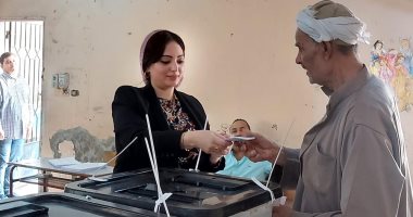 رئيسة لجنة بالعمرانية تساعد كبار السن خلال المشاركة فى انتخابات مجلس النواب 2025 