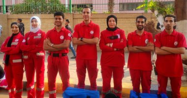 فرق الهلال الأحمر تتجول فى لجان الدقى لمتابعة الحالة الصحية للناخبين  