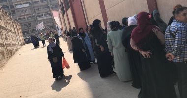 السيدات يزين صفوف الناخبين بدائرة الطالبية والعمرانية للتصويت فى انتخابات البرلمان