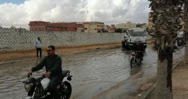 أمطار بمحافظة مطروح والدفع بفرق الطوارئ لرفع تجمعات المياه بالطرق.. صور
