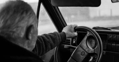 مُسن يُخطئ أثناء القيادة ويجد نفسه فى بلد آخر