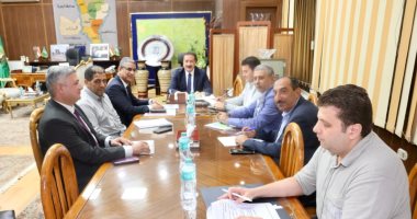 محافظ المنوفية يناقش تسليم مشروعات الصرف الصحى المنفذة بقرى أشمون والشهداء