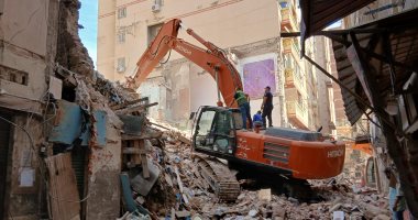 الدفع بحفارات شركة مياة الشرب للمشاركة فى رفع أنقاض عقار الجمرك المنهار بالإسكندرية
