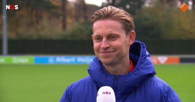 فرينكى دى يونج لاعب برشلونة اثناء الحوار بعد تجديد عقده