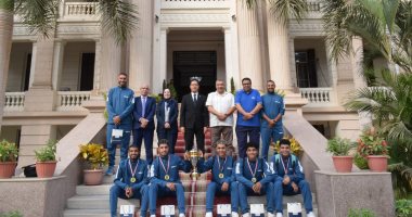 رئيس جامعة بنها يكرم الفائزين بالمركز الأول فى بطولة خماسيات كرة القدم