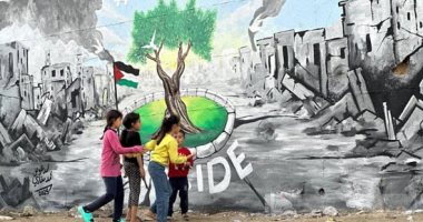 العالم هذا المساء.. جدارية فلسطينية تستعد للعرض فى قمة المناخ بالبرازيل من قلب الدمار في خان يونس.. وبريطانيا تتزين بألوان الخريف بلوحة من سحر الطبيعة.. وترامب يمازح الشرع.. قدم له عطر هدية وسأله عن عدد زوجاته