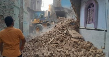إزالة منزل آيل للسقوط في مدينة قنا حفاظا على سلامة المواطنين