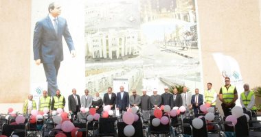 محافظ الغربية يسلم كراسى كهربائية وأطرافًا صناعية دعما للفئات الأولى بالرعاية