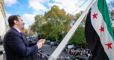 وزير الخارجية السورى يرفع علم بلاده فوق سفارة دمشق فى لندن 