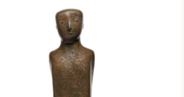 تمثال آدم حنين يحطم الثمن التقديرى متجاوزا 100ألف إسترلينى فى مزاد لندن