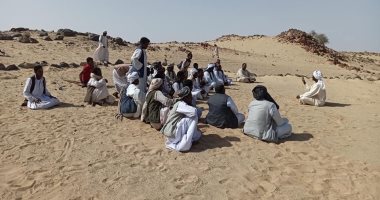 مساجد الخلا.. قبلة الراعى وعابر السبيل فى الصحراء الشرقية.. بلا جدران وسقفها السماء وأرضها رمال الصحراء.. يتعبد بها الباحثون عن مناطق الرعى والعابرين.. تحولت إلى هوية لبعض الأودية الجبلية.. صور