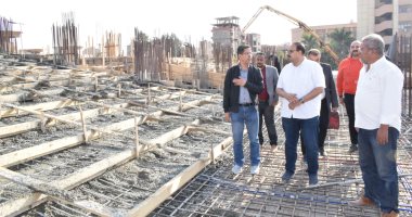 رئيس جامعة بنها يتفقد صب الدور الأرضى بمبنى المدرجات الجديد