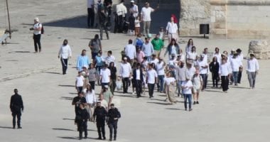 مئات المستوطنين يقتحمون باحات المسجد الأقصى بحماية شرطة الاحتلال