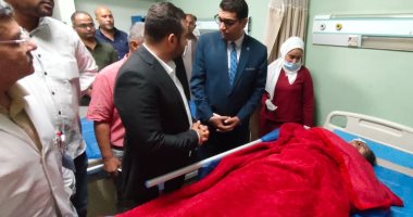 نائب محافظ الأقصر يزور المصابين في حادث تصادم ميكروباص وتريلا