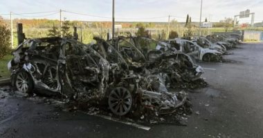 النيران تلتهم أكثر من 20 سيارة تسلا فى مركز لبيع السيارات فى فرنسا.. فيديو