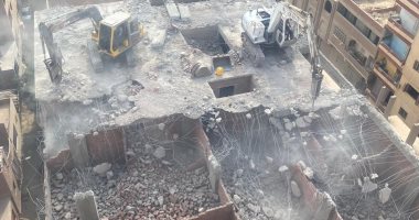 حى السلام أول يزيل عقار مخالف ارتفاعه 10 طوابق.. صور