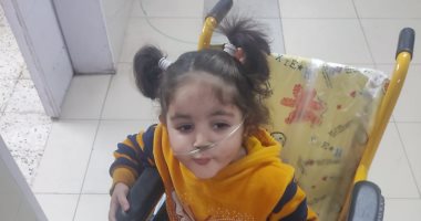 "يارا الغولة" طفلة فلسطينية تكافح من أجل النفس وسط انهيار المستشفيات في غزة.. صور وفيديو