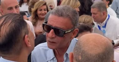 محمود طاهر يصافح أعضاء قائمة المنشاوى فى انتخابات نادي هليوبوليس