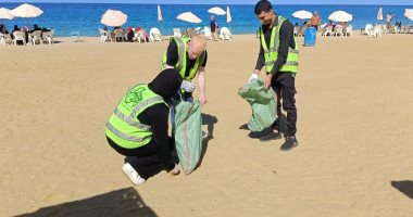 حملة لتنظيف الشواطئ بالإسكندرية ضمن فعاليات التوعيه لمواجهة تغيرات المناخ