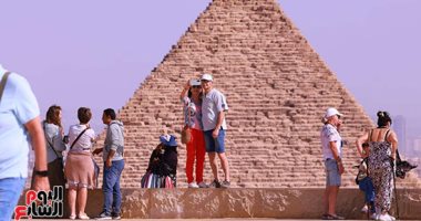 فى رحاب الأهرام.. السائحون يجتعون أمام المنصة الحجرية الأشهر عالميا