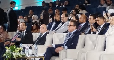 الدكتور خالد عبد الغفار مع الحضور