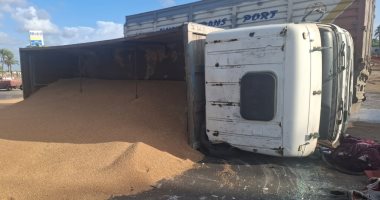 رفع سيارة نقل انقلبت على الطريق الدولى الساحلى تحمل غلال دون إصابات