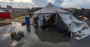الأمطار تغرق خيام النازحين في غزة وتفاقم معاناتهم المعيشية القاسية