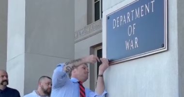 وزير الدفاع الأمريكى يثبت لوحة وزارة الحرب بيده على مبنى البنتاجون.. فيديو