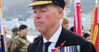 مدرس تاريخ بريطانى يحضر عروضاً عسكرية بارزة منتحلاً صفة أميرال