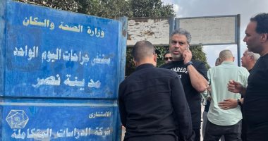 معتمد جمال أمام المستشفى